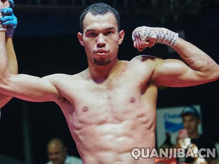 梅卡多在第四轮击败何塞-佩德拉萨，实现TKO胜利