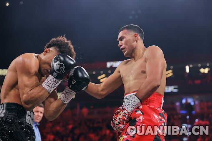 拳击教练大卫-本纳维德兹的体力严重受损