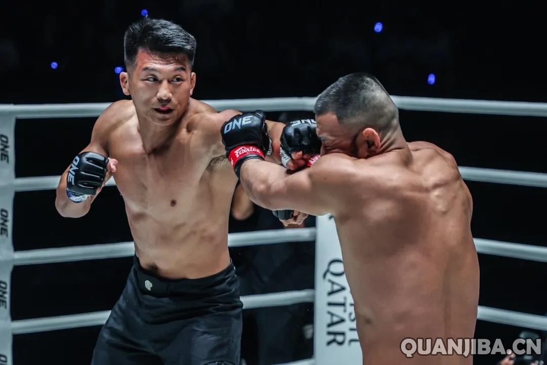 ONE巅峰系列赛28泰拳大战：张立鹏强势KO对手，普拉詹成功卫冕！
