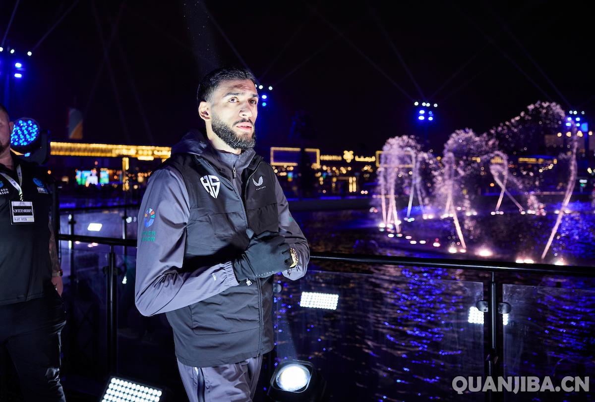 希拉兹：毫无畏惧地击败卡洛斯-亚当斯，夺得拳击冠军称号