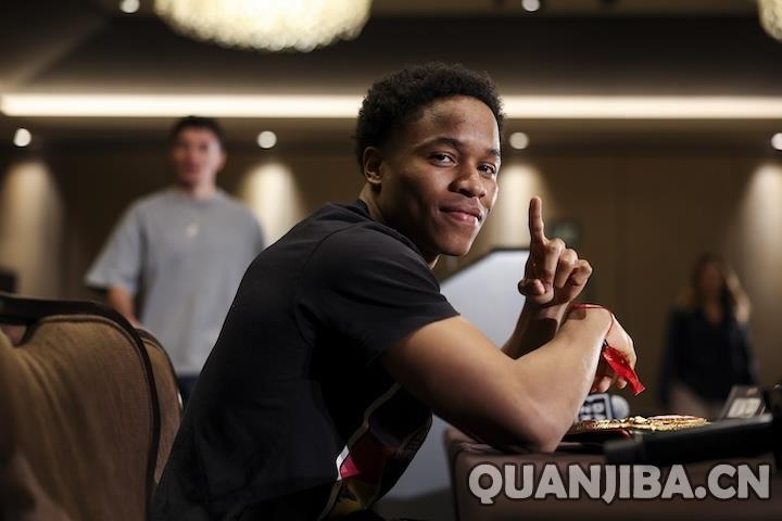 斯科菲尔德因食物中毒退出比赛，史蒂文森寻找新的对手