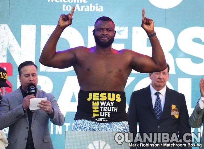 巴科勒击败帕克，体重超过对手48磅