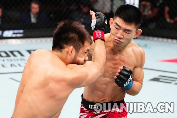 宋亚东在第三轮以技术性判定获胜，战胜前UFC冠军赛胡多（拳击）。