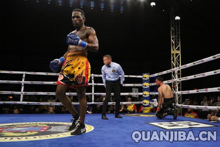 瓦伦祖埃拉在与马蒂亚斯的比赛中8回合