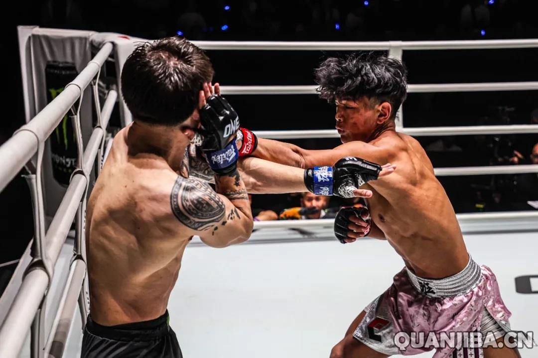 班玛在ONE冠军赛29中击败对手赢得首局TKO冠军击打