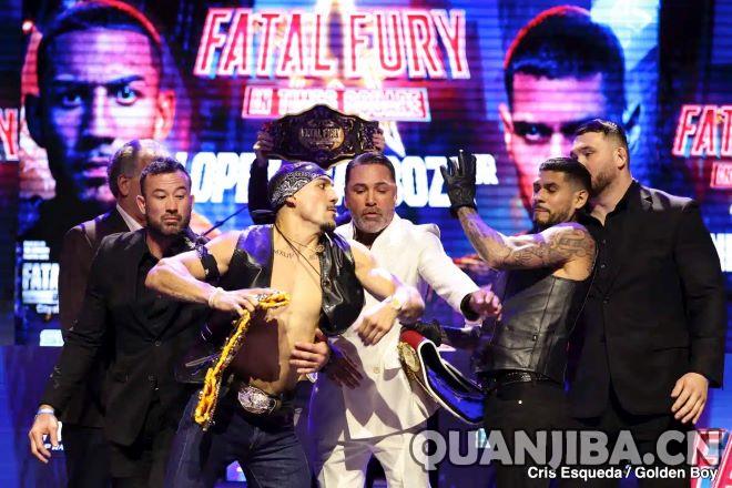 特奥菲莫-洛佩兹在新闻发布会上与巴博萨