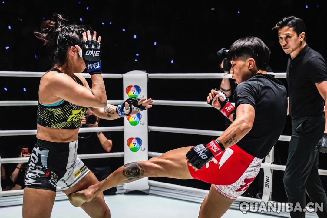 熊竞楠在散打比赛中打败了孟博