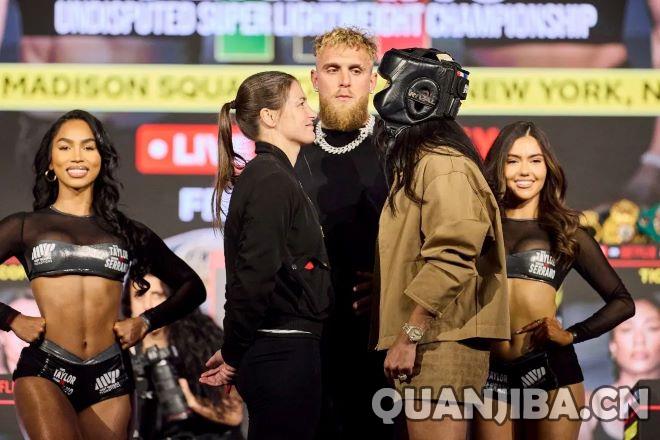 凯蒂·泰勒与塞拉诺举行新闻发布会，正