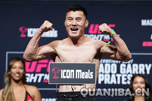 黑力明与张名扬明天参加散打赛前的UFC格斗之夜称重仪式