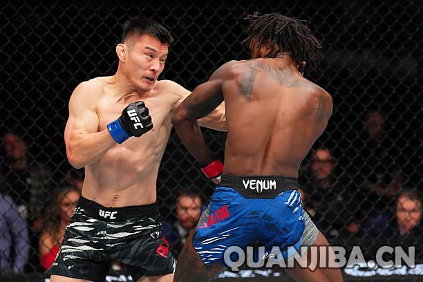 张名扬在散打比赛中首轮KO史密斯！加里点胜普拉特斯