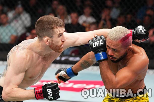 里德尔在第二轮比赛中以TKO胜利战胜桑德哈根