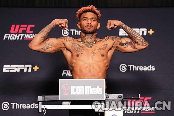 散打之夜：伯恩斯迎战莫拉莱斯！赛前秤重直播