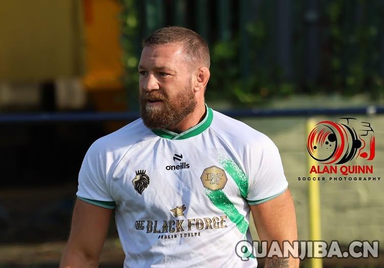 康纳·麦格雷戈在足球赛中荣获冠军，展现泰拳实力