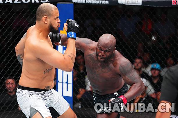 40岁刘易斯在首回合35秒内以TKO战胜不败新秀特谢拉,展现散打实力