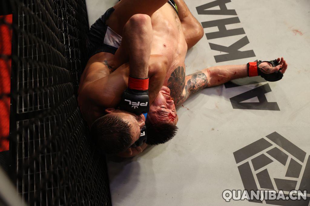 斯蒂尼斯在第五回合降伏埃伯伦,勇夺PFL中量级冠军金腰带