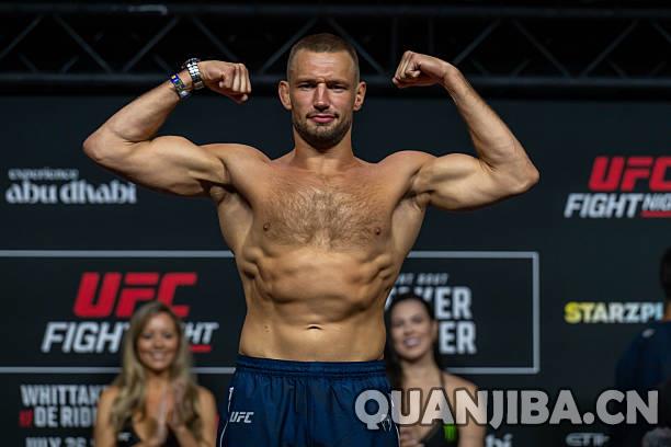 散打之夜:惠特克挑战里德尔!赛前体重测量揭晓