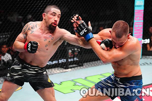 里德尔经过争议裁决险胜惠特克,豪取四连胜!