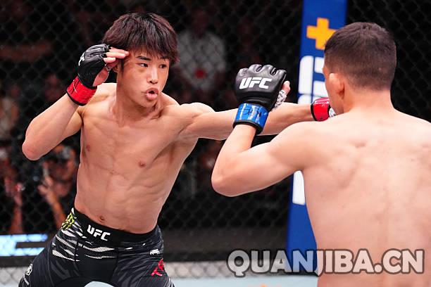 平良达郎在第二局中制服朴成炫,展现出精彩的拳击技艺