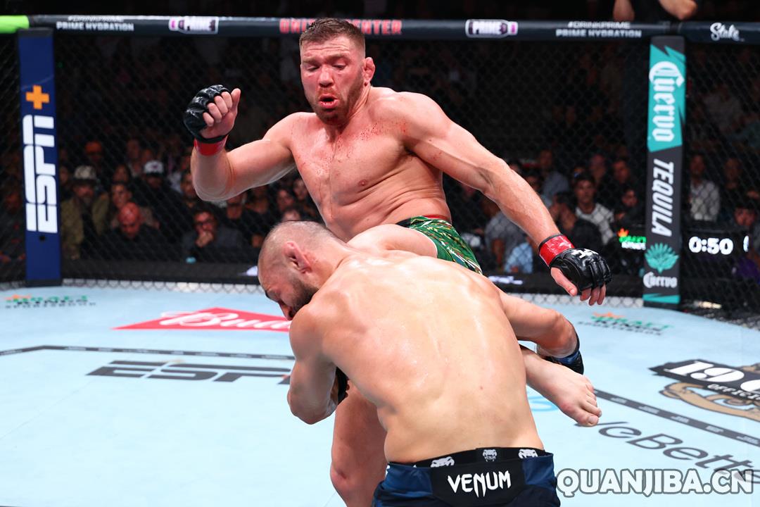 奇马耶夫在激烈较量中战胜普莱西斯,赢得UFC金腰带,继续保持不败记录,拳击