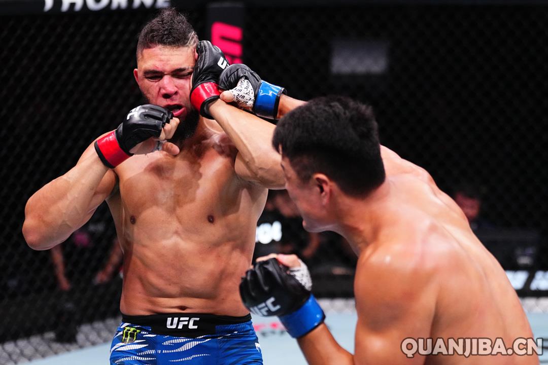 沃克在第二回合用TKO战胜张名扬,斯特林通过点数击败奥尔特加