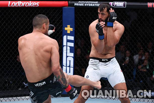 乌尔伯格首回合击倒雷耶斯,斩获九连胜之壮举