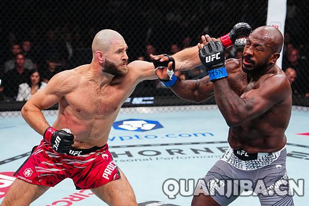 佩雷拉在首回合通过TKO夺回UFC金腰带,德瓦利什维利成功卫冕再显强势