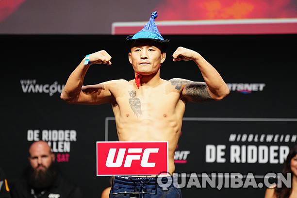 中国选手傲日其楞明日将亮相!拳击之夜赛前称重仪式火热进行中