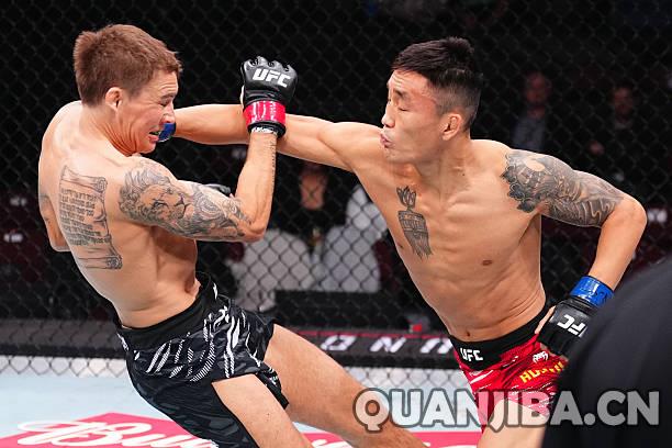艾伦在第四局凭借散打技术TKO里德尔,21秒轻松击败对手!