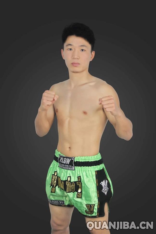 成都泰拳选手霍小龙赛前骨折憾别赛场，